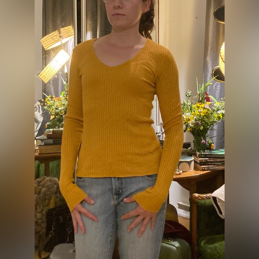 Urban heritage Yellow v neck